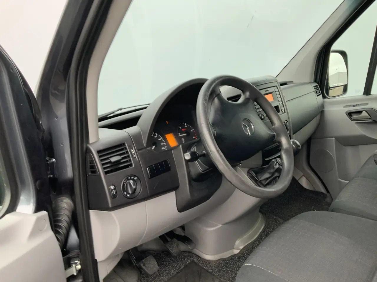 Mercedes-Benz Sprinter 311 2.2 CDI 366 L2H1 Airco 3 Zits Opstap& Trekhaak - Furgón: foto 4 Mercedes-Benz Sprinter 311 2.2 CDI 366 L2H1 Airco 3 Zits Opstap& Trekhaak - Furgón: foto 4