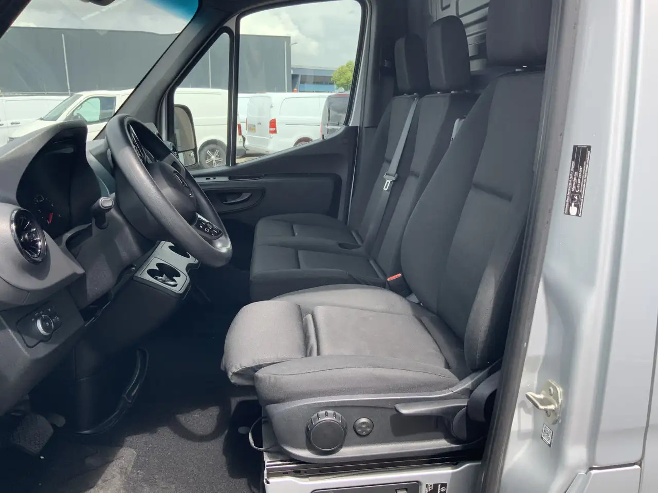 Mercedes-Benz Sprinter 315 1.9 CDI L2H2 Automaat 3 Zits Airco Navi Camera - Otros maquinaria: foto 5 Mercedes-Benz Sprinter 315 1.9 CDI L2H2 Automaat 3 Zits Airco Navi Camera - Otros maquinaria: foto 5