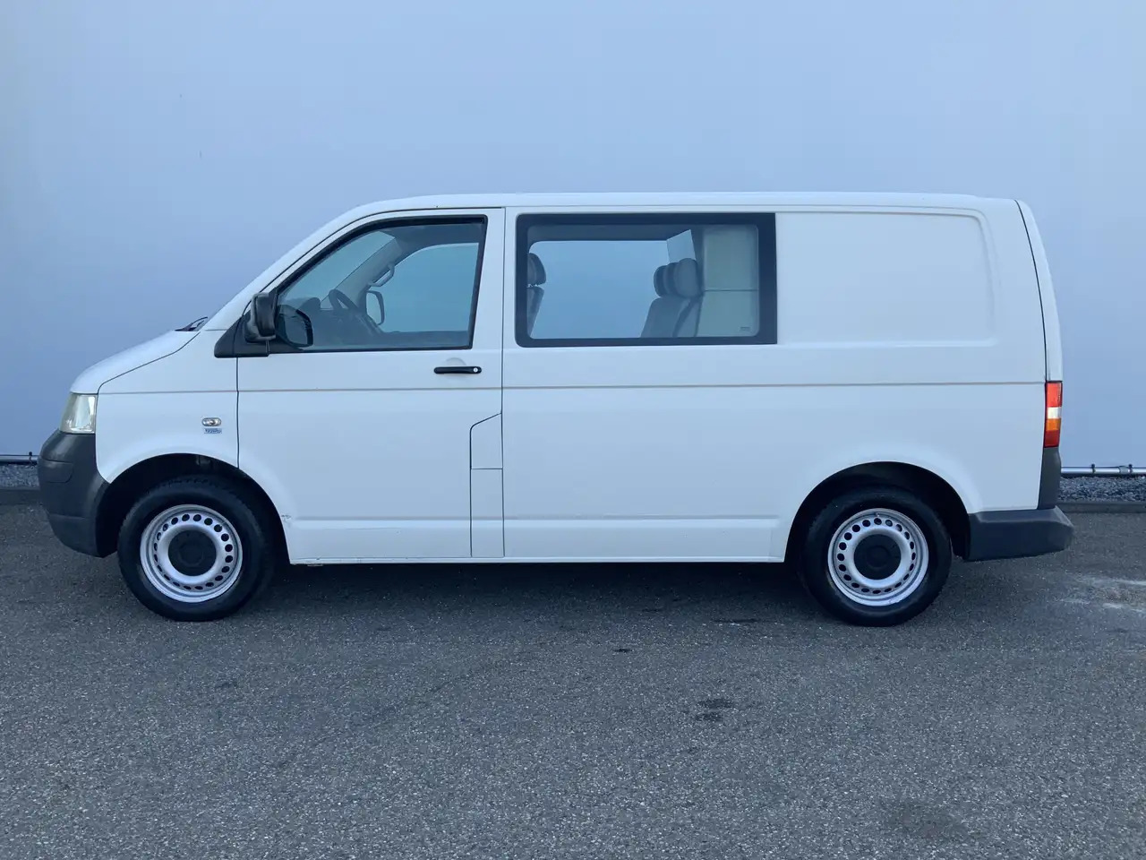 Volkswagen T5 Transporter 2.5 TDI 300 Budgetline Automaat DubCab Airco Trekh - Furgoneta combi: foto 3 Volkswagen T5 Transporter 2.5 TDI 300 Budgetline Automaat DubCab Airco Trekh - Furgoneta combi: foto 3