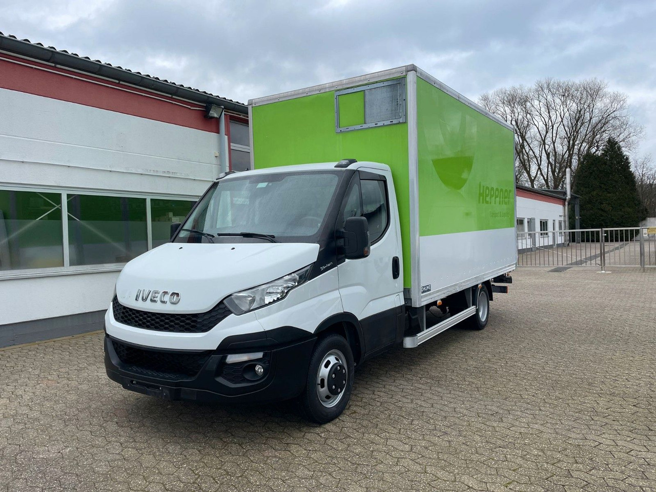 Iveco Daily 35C15 Koffer 4.2m Ladebordwand - Furgoneta caja cerrada: foto 1 Iveco Daily 35C15 Koffer 4.2m Ladebordwand - Furgoneta caja cerrada: foto 1