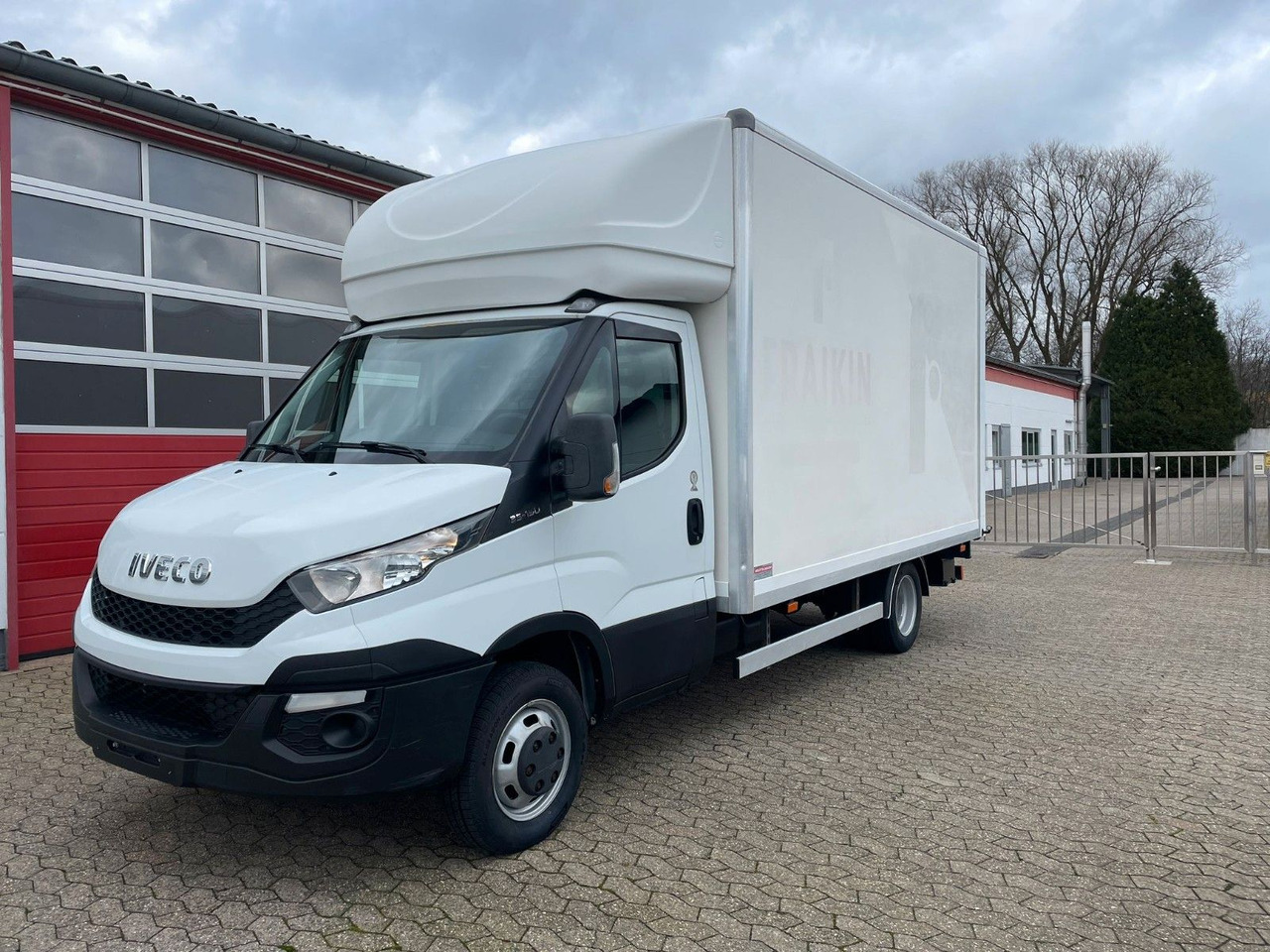 Iveco Daily Koffer 4.2m Ladebordwand Dhollandia Klima - Furgoneta caja cerrada: foto 1 Iveco Daily Koffer 4.2m Ladebordwand Dhollandia Klima - Furgoneta caja cerrada: foto 1