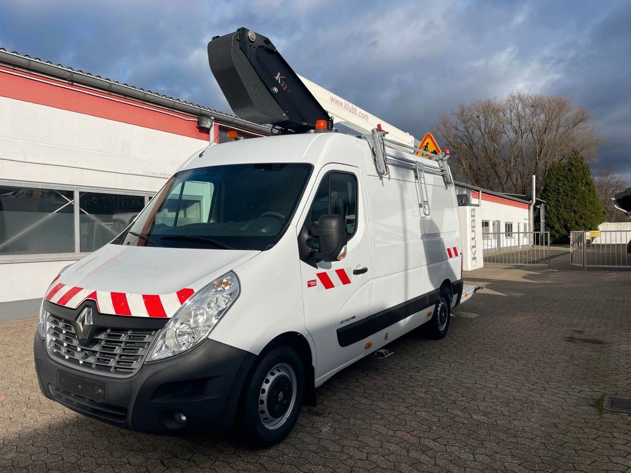 Renault Master Hubarbeitsbühne 2 Personen Korb bis 200kg - Camión con plataforma elevadora: foto 1 Renault Master Hubarbeitsbühne 2 Personen Korb bis 200kg - Camión con plataforma elevadora: foto 1