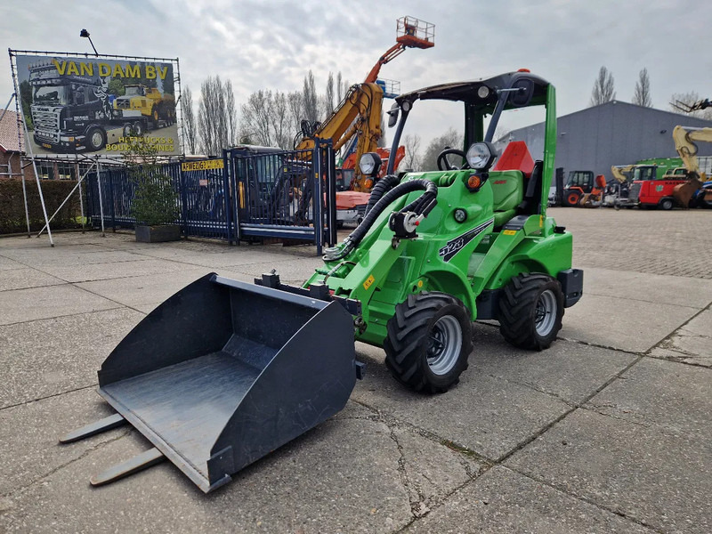 Avant M523 met 317 uur, in nieuwstaat!! - Minicargadora de cadenas: foto 1 Avant M523 met 317 uur, in nieuwstaat!! - Minicargadora de cadenas: foto 1