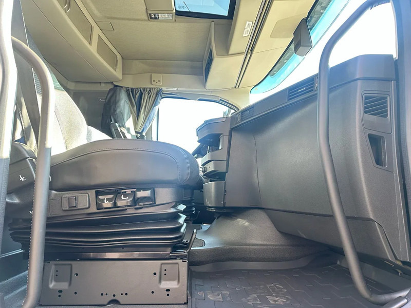 Camión grúa Volvo FH 500 8X4 RF-RT40G FASSI F1450R.2.8 + JIB L826 KRAAN/KRAN/CRANE/GRUA: foto 18 Camión grúa Volvo FH 500 8X4 RF-RT40G FASSI F1450R.2.8 + JIB L826 KRAAN/KRAN/CRANE/GRUA: foto 18