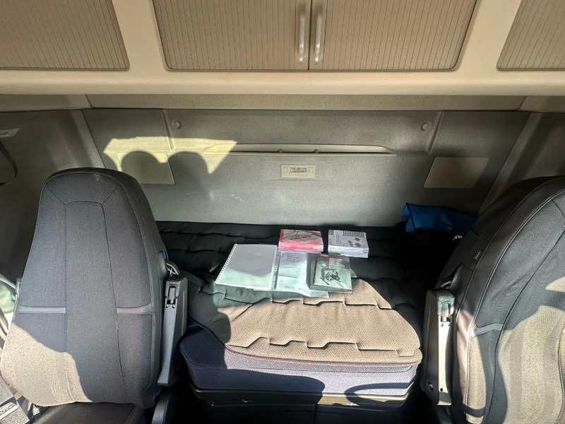 Camión grúa Volvo FH 500 8X4 RF-RT40G FASSI F1450R.2.8 + JIB L826 KRAAN/KRAN/CRANE/GRUA: foto 19 Camión grúa Volvo FH 500 8X4 RF-RT40G FASSI F1450R.2.8 + JIB L826 KRAAN/KRAN/CRANE/GRUA: foto 19