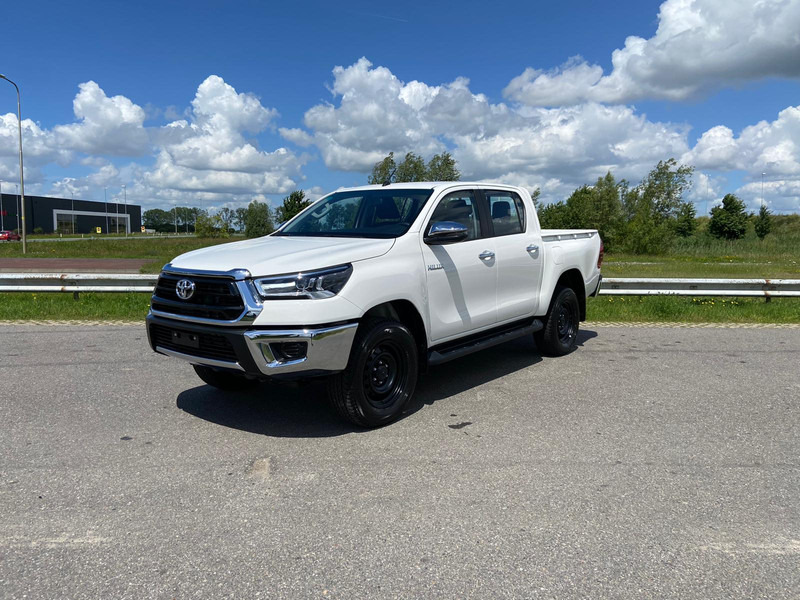 Coche nuevo Toyota Hilux DC 2.4L 4x4 Diesel manual: foto 1