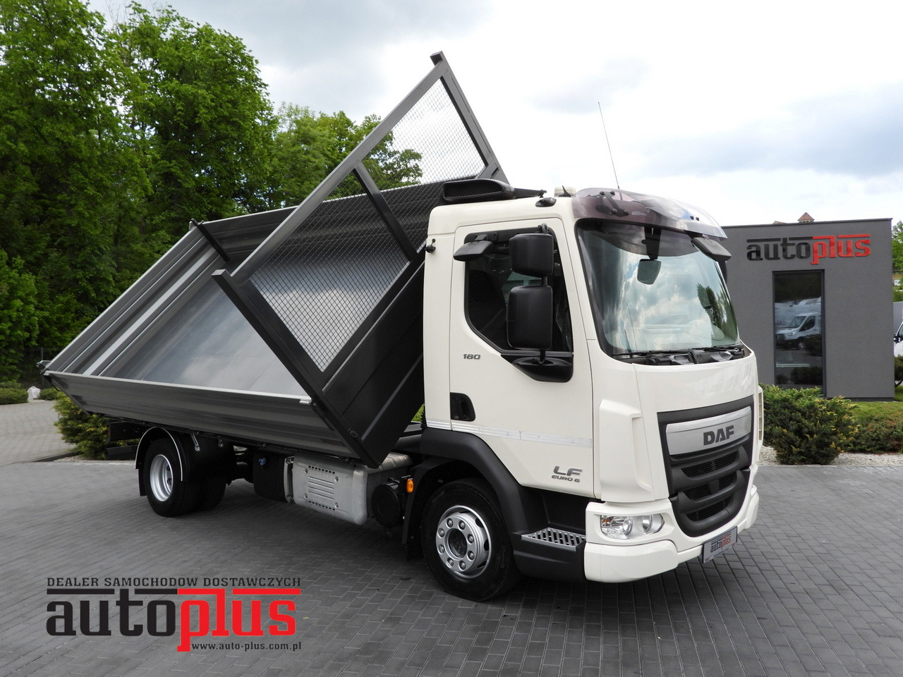 DAF LF 180 THREE-WAY TIPPER CRUISE CONTROL LED LIGHTS AUTOMATIC TRANSMISSION TWIN WHEELS AIR CONDITIONING 180HP - Furgoneta basculante: foto 1 DAF LF 180 THREE-WAY TIPPER CRUISE CONTROL LED LIGHTS AUTOMATIC TRANSMISSION TWIN WHEELS AIR CONDITIONING 180HP - Furgoneta basculante: foto 1