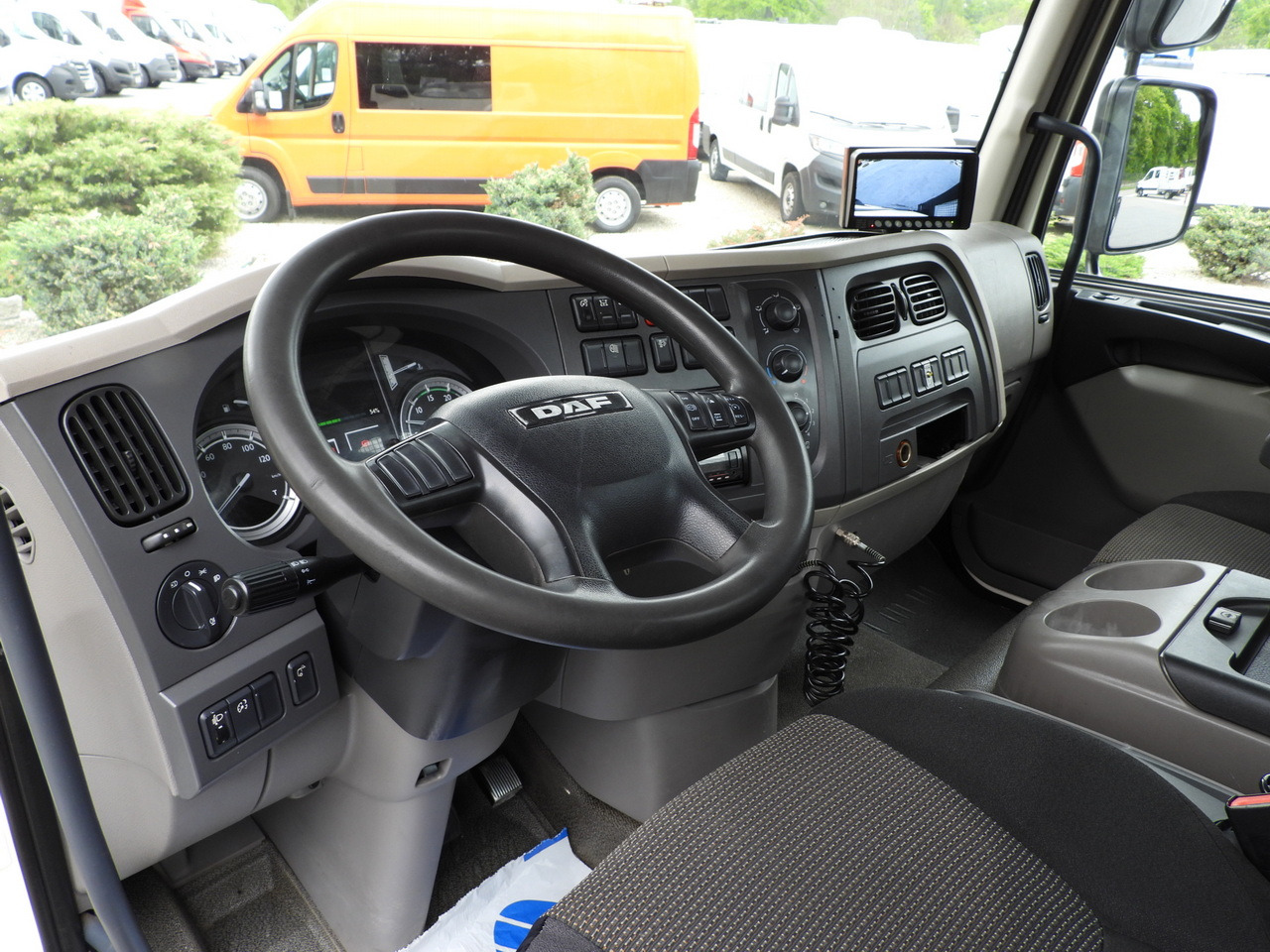 DAF LF 180 THREE-WAY TIPPER CRUISE CONTROL LED LIGHTS AUTOMATIC TRANSMISSION TWIN WHEELS AIR CONDITIONING 180HP - Furgoneta basculante: foto 2 DAF LF 180 THREE-WAY TIPPER CRUISE CONTROL LED LIGHTS AUTOMATIC TRANSMISSION TWIN WHEELS AIR CONDITIONING 180HP - Furgoneta basculante: foto 2