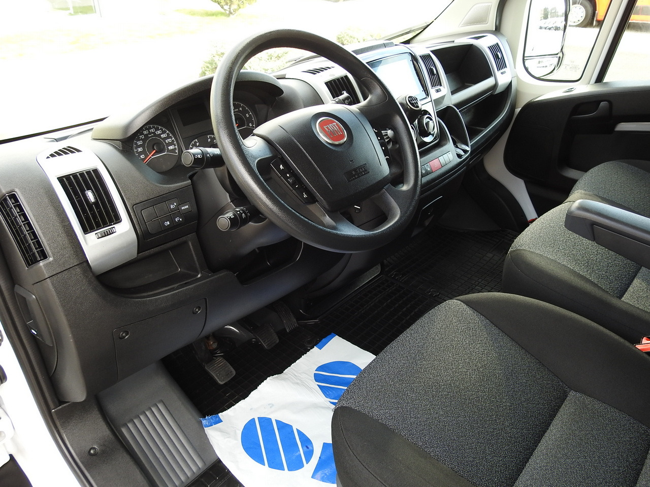 FIAT DUCATO  BOX LIFT 8 PALLETS CRUISE CONTROL NAVIGATION LED LIGHTS AIR CONDITIONING  130HP - Furgoneta frigorifica: foto 2 FIAT DUCATO  BOX LIFT 8 PALLETS CRUISE CONTROL NAVIGATION LED LIGHTS AIR CONDITIONING  130HP - Furgoneta frigorifica: foto 2