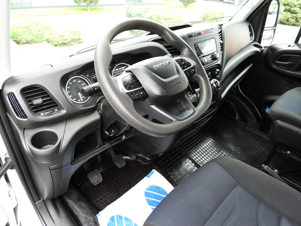 IVECO DAILY 35C14 TIPPER DOUBLE CABIN DOKA 6 SEATS CRUISE CONTROL TWIN WHEELS AIR CONDITIONING 140HP - Furgoneta: foto 2 IVECO DAILY 35C14 TIPPER DOUBLE CABIN DOKA 6 SEATS CRUISE CONTROL TWIN WHEELS AIR CONDITIONING 140HP - Furgoneta: foto 2