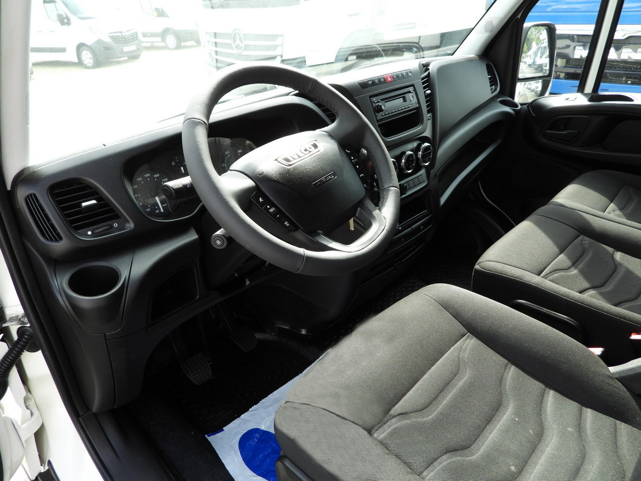 IVECO DAILY 35C17 BOX DELIVERY VAN 6 SEATS CRUISE CONTROL TWIN WHEELS AIR CONDITIONING 170HP - Furgoneta: foto 2 IVECO DAILY 35C17 BOX DELIVERY VAN 6 SEATS CRUISE CONTROL TWIN WHEELS AIR CONDITIONING 170HP - Furgoneta: foto 2