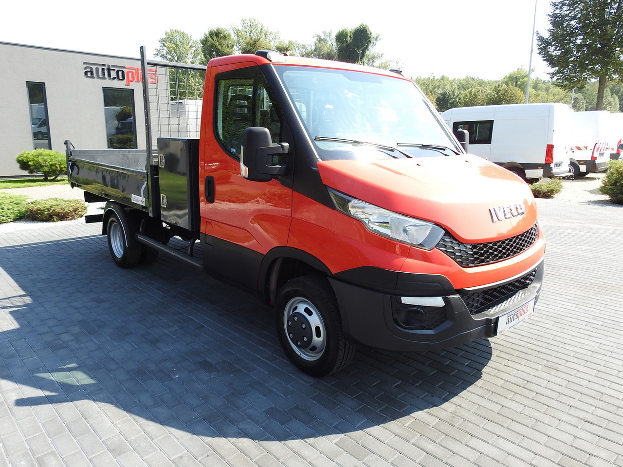 IVECO DAILY 35C13 TIPPER CRUISE CONTROL AIR CONDITIONING TWIN WHEELS 130HP - Furgoneta basculante: foto 4 IVECO DAILY 35C13 TIPPER CRUISE CONTROL AIR CONDITIONING TWIN WHEELS 130HP - Furgoneta basculante: foto 4