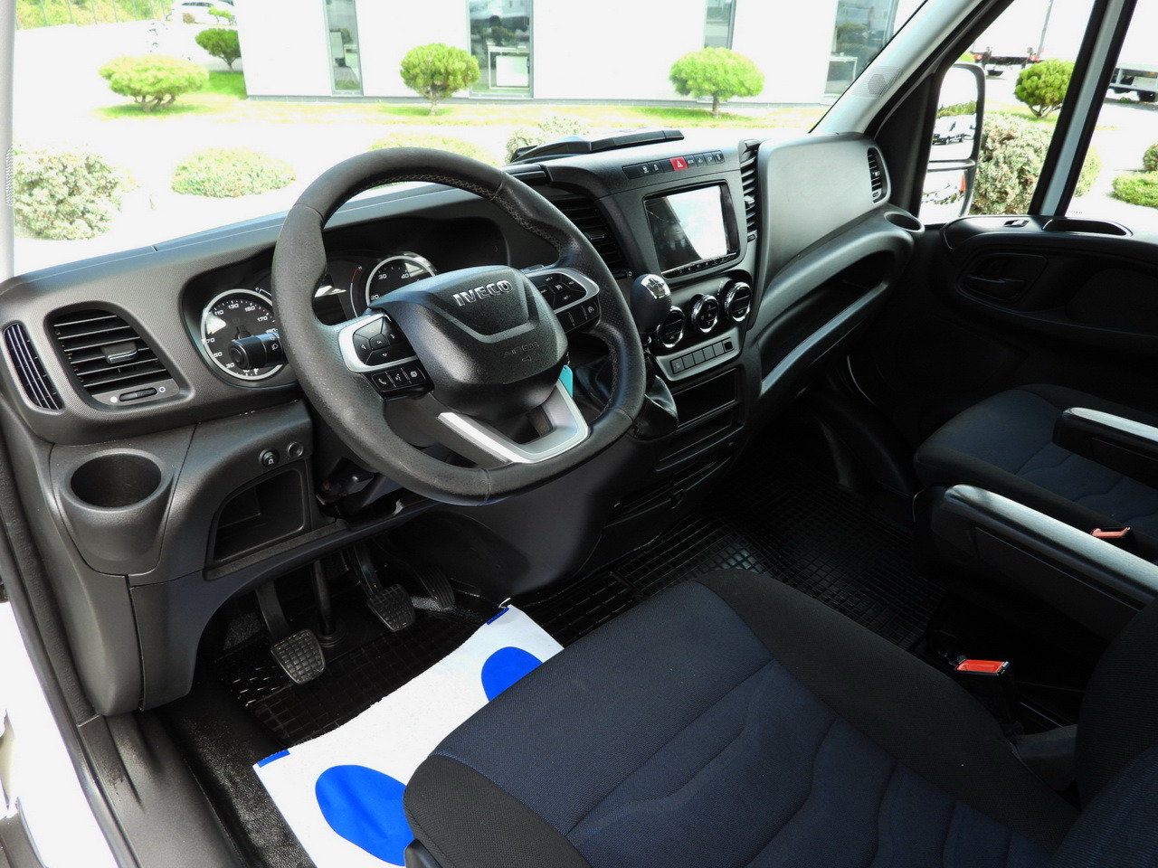 IVECO DAILY 35C16 TIPPER DOUBLE CABIN DOKA 6 SEATS CRUISE CONTROL NAVIGATION TWIN WHEELS AIR CONDITIONING 160HP - Furgoneta basculante: foto 2 IVECO DAILY 35C16 TIPPER DOUBLE CABIN DOKA 6 SEATS CRUISE CONTROL NAVIGATION TWIN WHEELS AIR CONDITIONING 160HP - Furgoneta basculante: foto 2