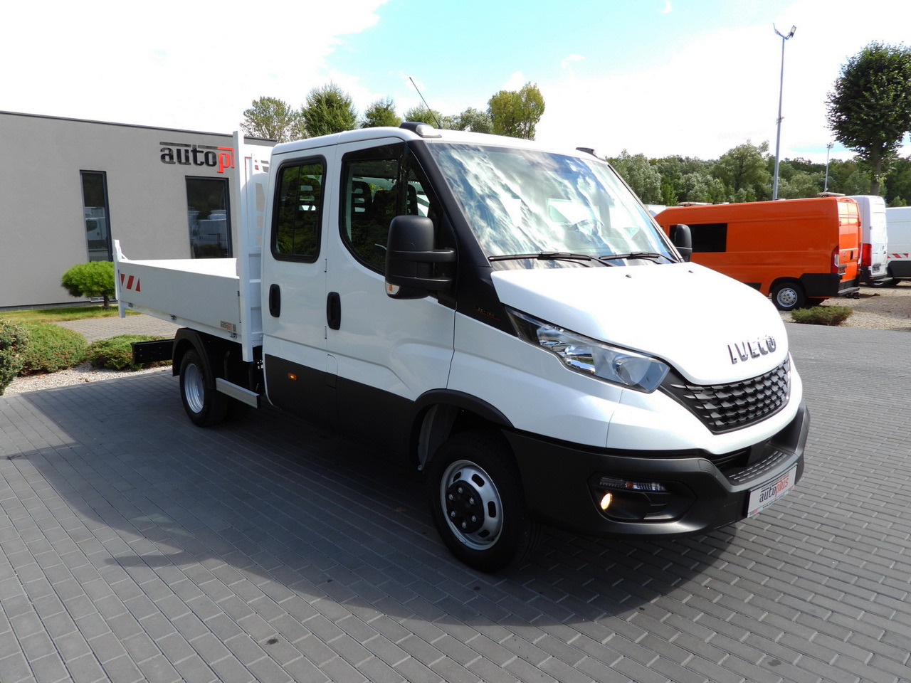 IVECO DAILY 35C16 TIPPER DOUBLE CABIN DOKA 6 SEATS CRUISE CONTROL NAVIGATION TWIN WHEELS AIR CONDITIONING 160HP - Furgoneta basculante: foto 4 IVECO DAILY 35C16 TIPPER DOUBLE CABIN DOKA 6 SEATS CRUISE CONTROL NAVIGATION TWIN WHEELS AIR CONDITIONING 160HP - Furgoneta basculante: foto 4