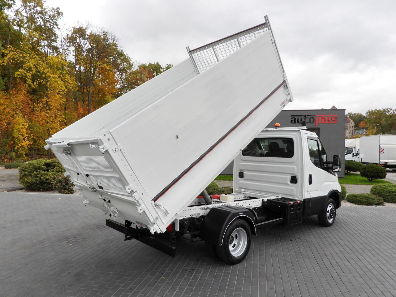 IVECO DAILY 35C21 TIPPER CRUISE CONTROL NAVIGATION LED LIGHTS AUTOMATIC TRANSMISSION TWIN WHEELS AIR CONDITIONING 210HP - Furgoneta basculante: foto 3 IVECO DAILY 35C21 TIPPER CRUISE CONTROL NAVIGATION LED LIGHTS AUTOMATIC TRANSMISSION TWIN WHEELS AIR CONDITIONING 210HP - Furgoneta basculante: foto 3