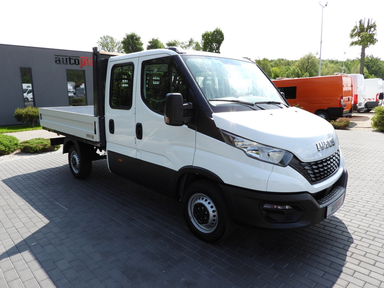 IVECO DAILY 35S12 STAKE BODY DOUBLE CABIN DOKA 7 SEATS AIR CONDITIONING 120HP - Furgoneta combi: foto 4 IVECO DAILY 35S12 STAKE BODY DOUBLE CABIN DOKA 7 SEATS AIR CONDITIONING 120HP - Furgoneta combi: foto 4