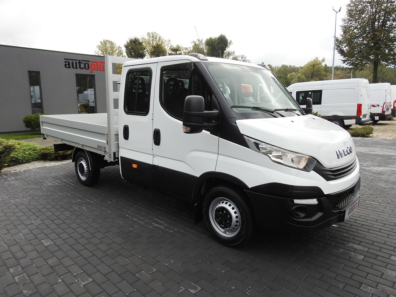 IVECO DAILY 35S15 STAKE BODY DOUBLE CABIN DOKA 7 SEATS AIR CONDITIONING 150HP - Furgoneta combi: foto 4 IVECO DAILY 35S15 STAKE BODY DOUBLE CABIN DOKA 7 SEATS AIR CONDITIONING 150HP - Furgoneta combi: foto 4