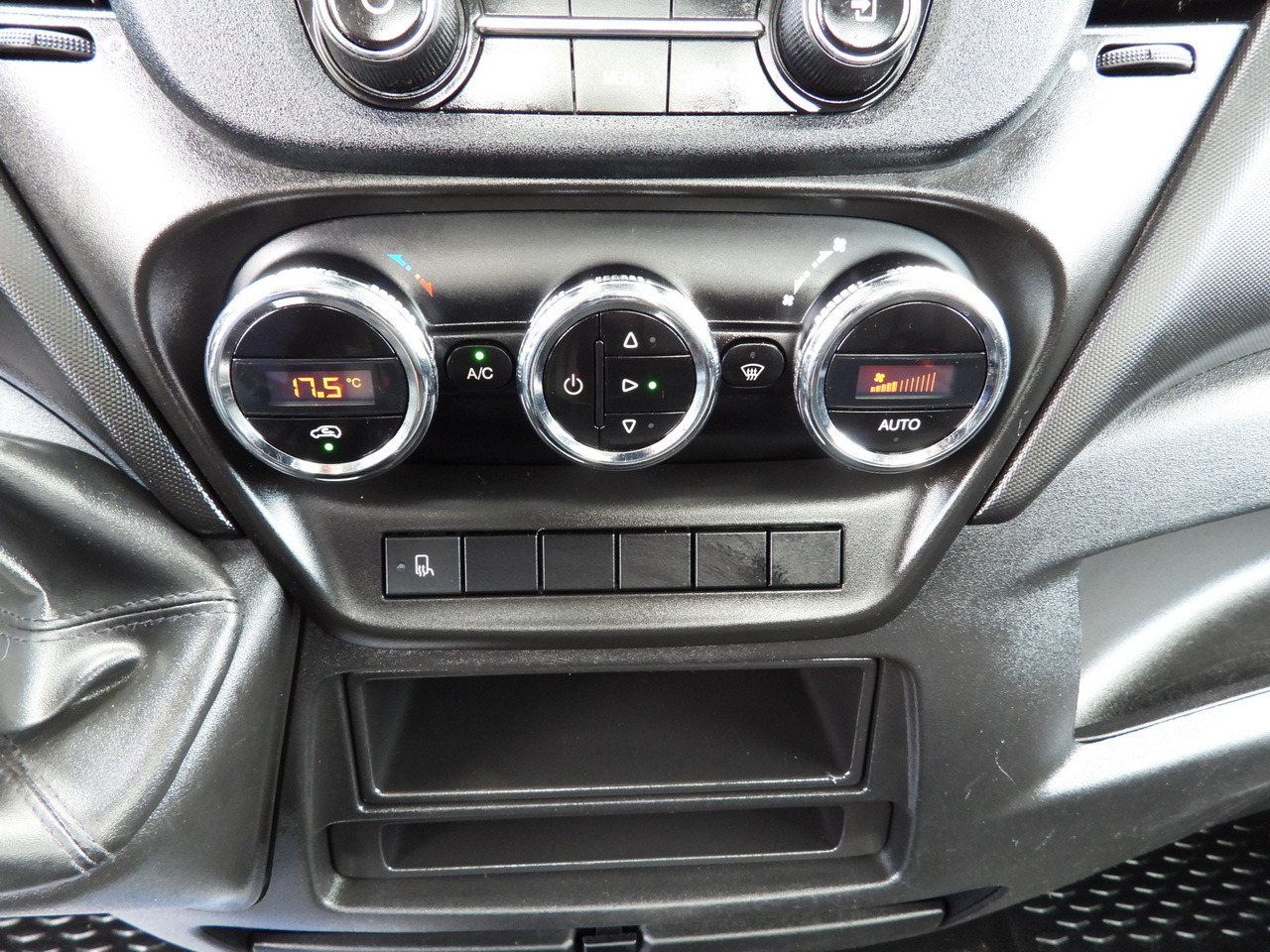 Furgoneta caja abierta IVECO DAILY 35S16 STAKE BODY 10 PALLETS CRUISE CONTROL AIR CONDITIONING 160HP: foto 33 Furgoneta caja abierta IVECO DAILY 35S16 STAKE BODY 10 PALLETS CRUISE CONTROL AIR CONDITIONING 160HP: foto 33