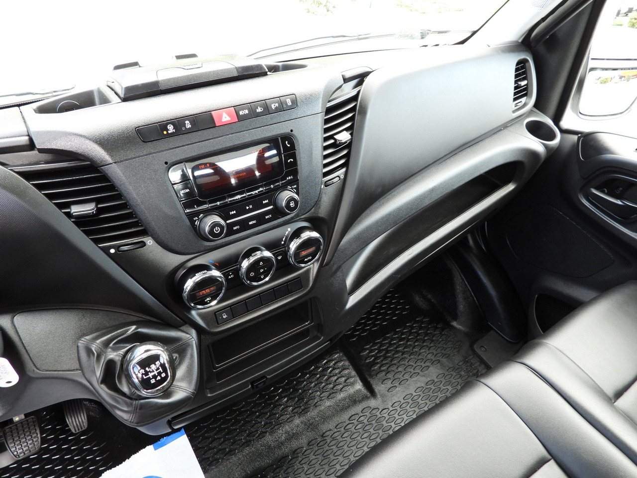 Furgoneta caja abierta IVECO DAILY 35S16 STAKE BODY 10 PALLETS CRUISE CONTROL AIR CONDITIONING 160HP: foto 30 Furgoneta caja abierta IVECO DAILY 35S16 STAKE BODY 10 PALLETS CRUISE CONTROL AIR CONDITIONING 160HP: foto 30