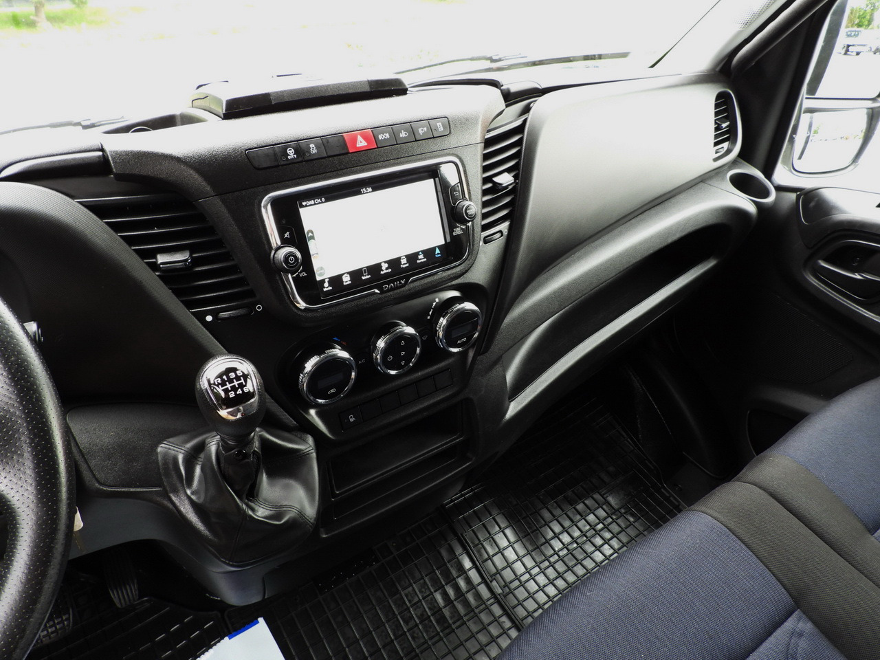 Furgoneta con lona IVECO DAILY 35S18 TARPAULIN 10 PALLETS WEBASTO CRUISE CONTROL NAVIGATION LED LIGHTS AIR CONDITIONING  180HP: foto 43