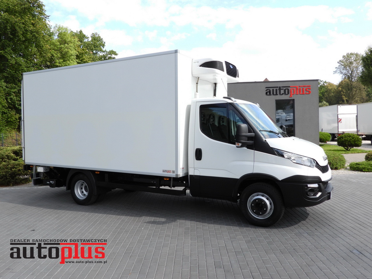 IVECO DAILY 70C17 REFRIGERATOR 1*C LIFT 10 PALLETS POWER SUPPLY 230V CRUISE CONTROL AIR CONDITIONING PNEUMATICS AUTOMATIC TRANSMISSION HI-MATIC TWIN WHEELS  170HP - Camión frigorífico: foto 1 IVECO DAILY 70C17 REFRIGERATOR 1*C LIFT 10 PALLETS POWER SUPPLY 230V CRUISE CONTROL AIR CONDITIONING PNEUMATICS AUTOMATIC TRANSMISSION HI-MATIC TWIN WHEELS  170HP - Camión frigorífico: foto 1