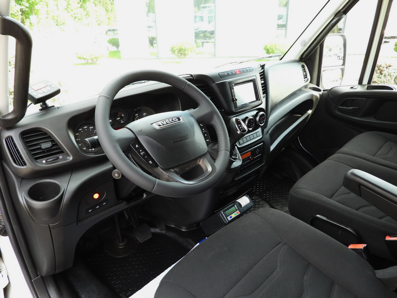 IVECO DAILY 70C17 REFRIGERATOR 1*C LIFT 10 PALLETS POWER SUPPLY 230V CRUISE CONTROL AIR CONDITIONING PNEUMATICS AUTOMATIC TRANSMISSION HI-MATIC TWIN WHEELS  170HP - Camión frigorífico: foto 2 IVECO DAILY 70C17 REFRIGERATOR 1*C LIFT 10 PALLETS POWER SUPPLY 230V CRUISE CONTROL AIR CONDITIONING PNEUMATICS AUTOMATIC TRANSMISSION HI-MATIC TWIN WHEELS  170HP - Camión frigorífico: foto 2