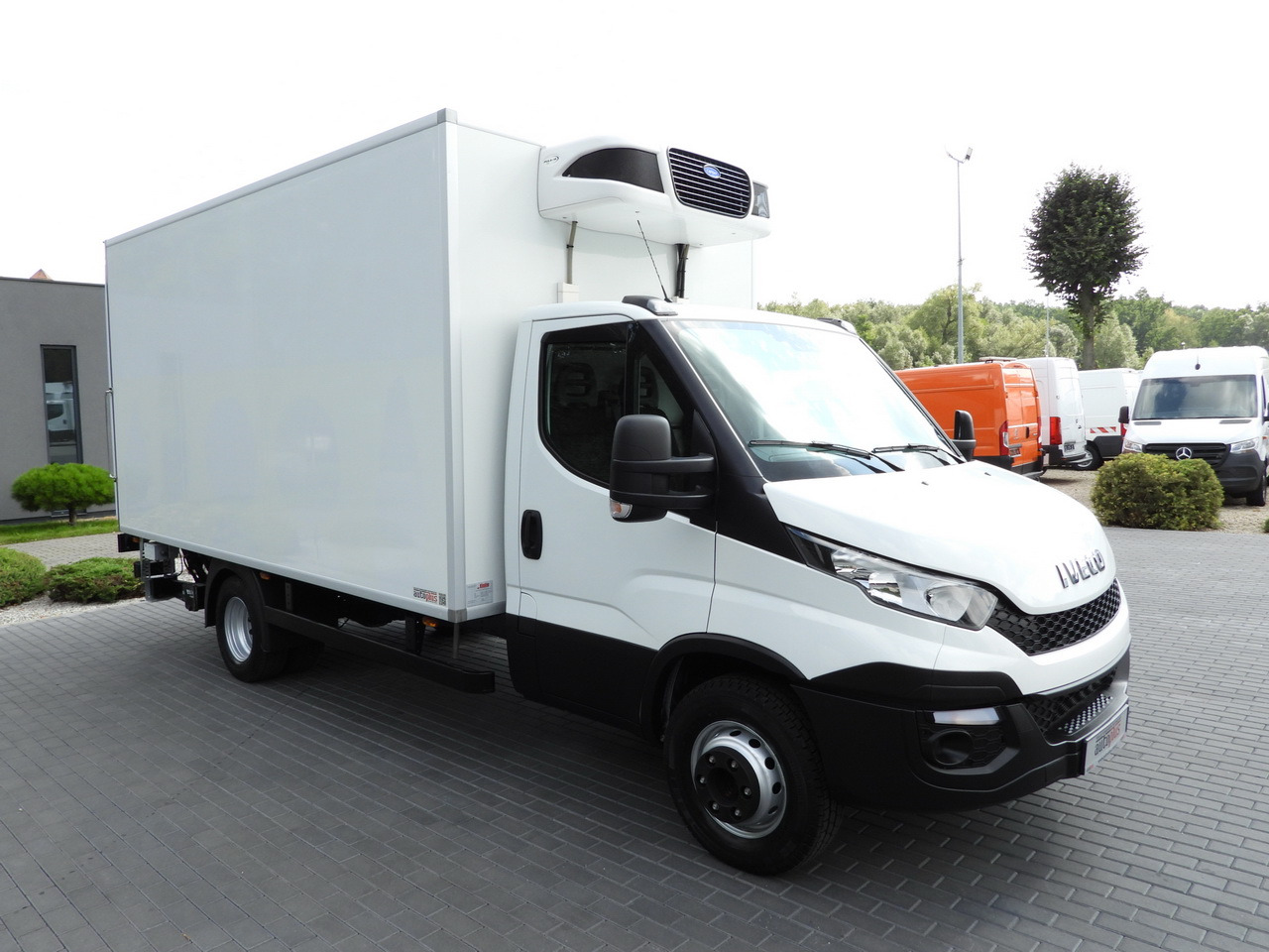 IVECO DAILY 70C17 REFRIGERATOR 1*C LIFT 10 PALLETS POWER SUPPLY 230V CRUISE CONTROL AIR CONDITIONING PNEUMATICS AUTOMATIC TRANSMISSION HI-MATIC TWIN WHEELS  170HP - Camión frigorífico: foto 4 IVECO DAILY 70C17 REFRIGERATOR 1*C LIFT 10 PALLETS POWER SUPPLY 230V CRUISE CONTROL AIR CONDITIONING PNEUMATICS AUTOMATIC TRANSMISSION HI-MATIC TWIN WHEELS  170HP - Camión frigorífico: foto 4