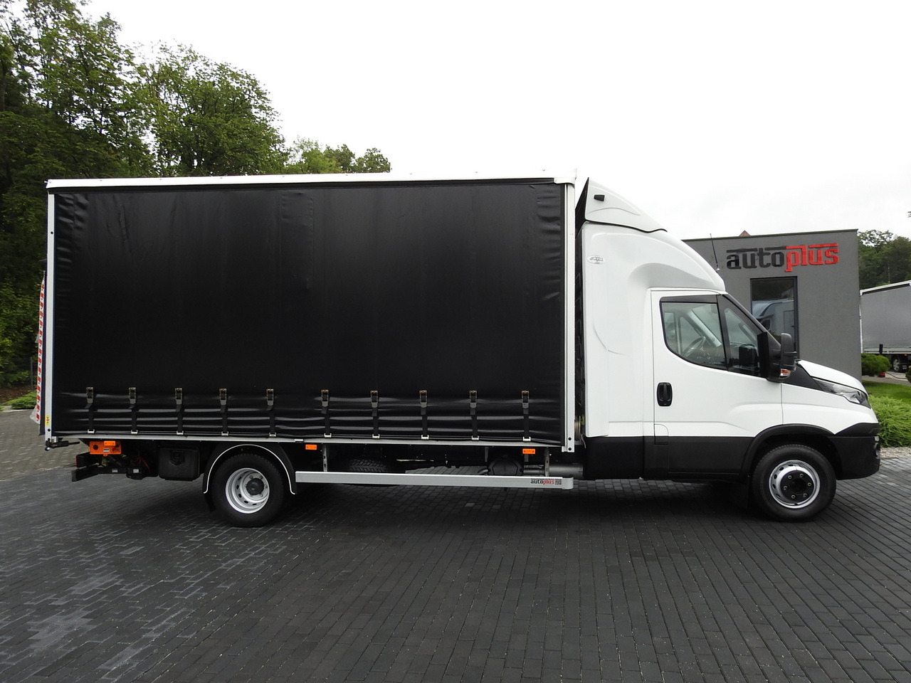 Leasing de IVECO DAILY 70C18 TARPAULIN LIFT 12 PALLETS WEBASTO CRUISE CONTROL TWIN WHEELS AIR CONDITIONING  180HP IVECO DAILY 70C18 TARPAULIN LIFT 12 PALLETS WEBASTO CRUISE CONTROL TWIN WHEELS AIR CONDITIONING  180HP: foto 7