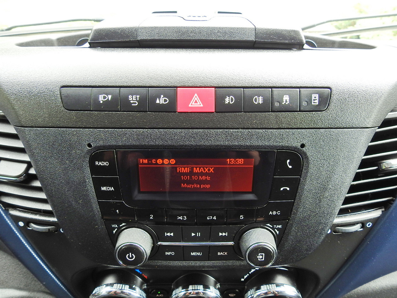 Leasing de IVECO DAILY 70C18 TARPAULIN LIFT 12 PALLETS WEBASTO CRUISE CONTROL TWIN WHEELS AIR CONDITIONING  180HP IVECO DAILY 70C18 TARPAULIN LIFT 12 PALLETS WEBASTO CRUISE CONTROL TWIN WHEELS AIR CONDITIONING  180HP: foto 39