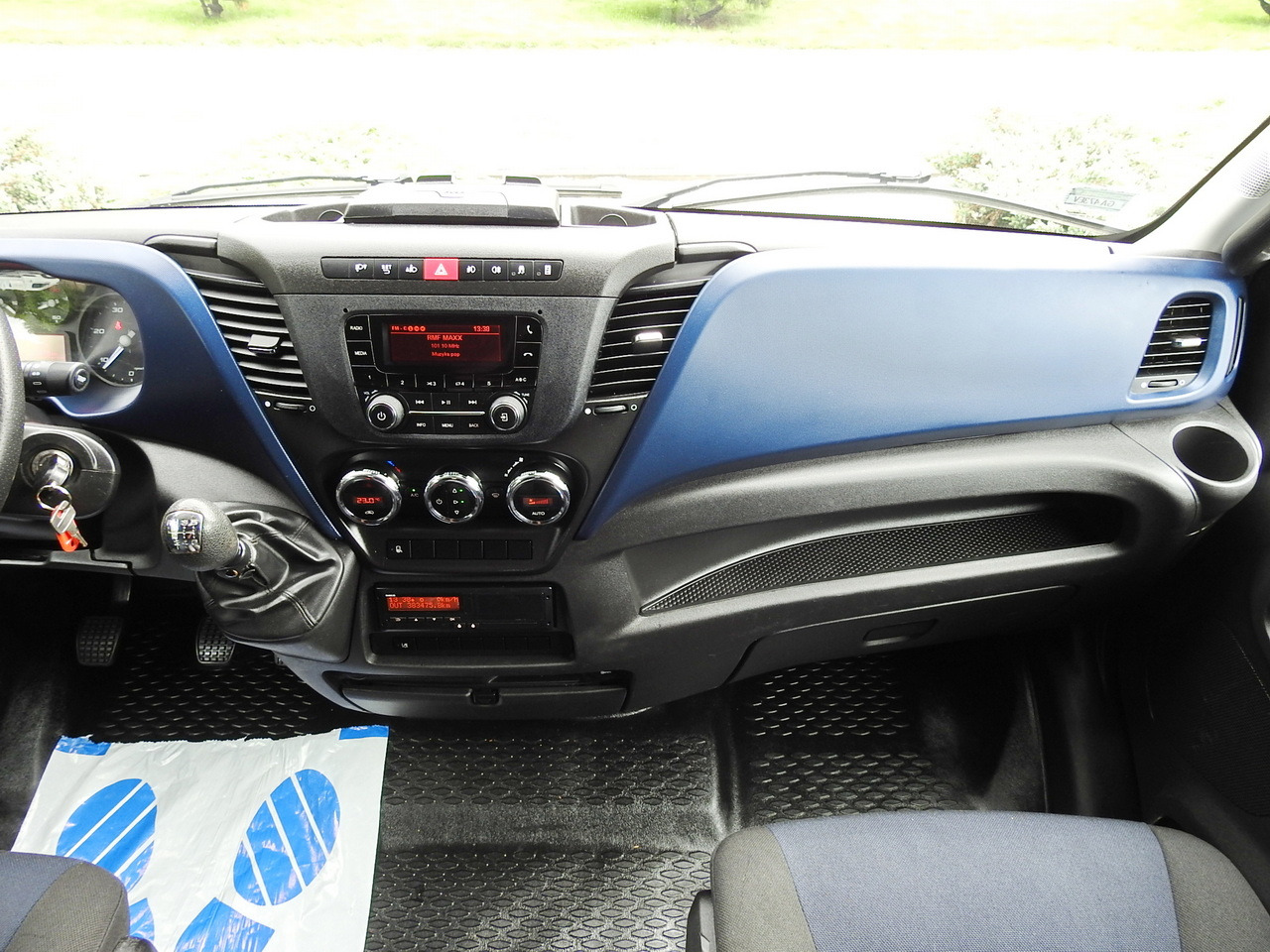 Leasing de IVECO DAILY 70C18 TARPAULIN LIFT 12 PALLETS WEBASTO CRUISE CONTROL TWIN WHEELS AIR CONDITIONING  180HP IVECO DAILY 70C18 TARPAULIN LIFT 12 PALLETS WEBASTO CRUISE CONTROL TWIN WHEELS AIR CONDITIONING  180HP: foto 37