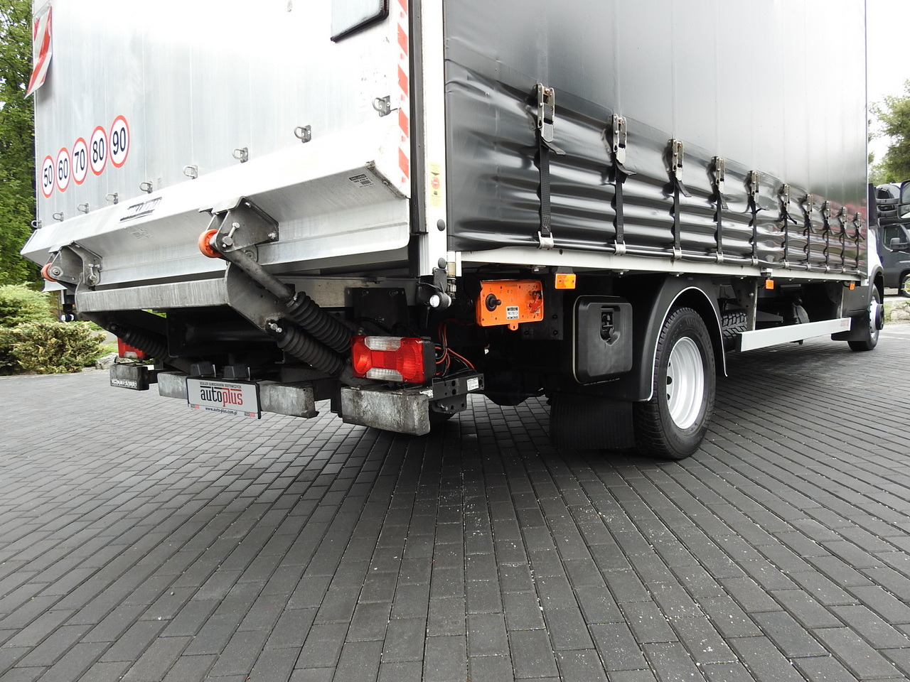 Leasing de IVECO DAILY 70C18 TARPAULIN LIFT 12 PALLETS WEBASTO CRUISE CONTROL TWIN WHEELS AIR CONDITIONING  180HP IVECO DAILY 70C18 TARPAULIN LIFT 12 PALLETS WEBASTO CRUISE CONTROL TWIN WHEELS AIR CONDITIONING  180HP: foto 28