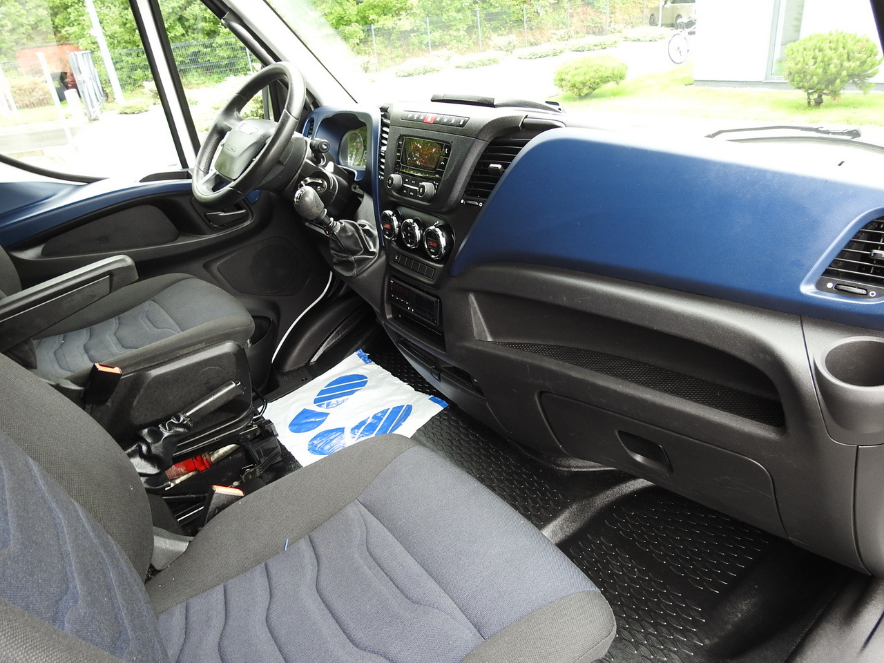 Leasing de IVECO DAILY 70C18 TARPAULIN LIFT 12 PALLETS WEBASTO CRUISE CONTROL TWIN WHEELS AIR CONDITIONING  180HP IVECO DAILY 70C18 TARPAULIN LIFT 12 PALLETS WEBASTO CRUISE CONTROL TWIN WHEELS AIR CONDITIONING  180HP: foto 43