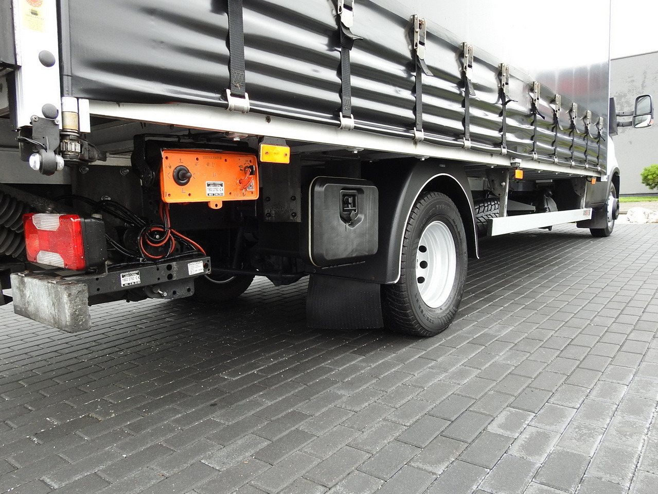 Leasing de IVECO DAILY 70C18 TARPAULIN LIFT 12 PALLETS WEBASTO CRUISE CONTROL TWIN WHEELS AIR CONDITIONING  180HP IVECO DAILY 70C18 TARPAULIN LIFT 12 PALLETS WEBASTO CRUISE CONTROL TWIN WHEELS AIR CONDITIONING  180HP: foto 24