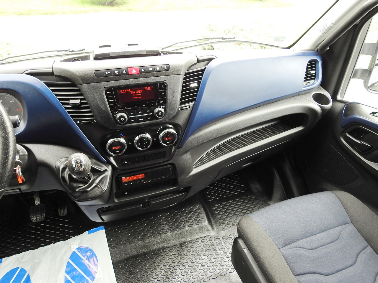Leasing de IVECO DAILY 70C18 TARPAULIN LIFT 12 PALLETS WEBASTO CRUISE CONTROL TWIN WHEELS AIR CONDITIONING  180HP IVECO DAILY 70C18 TARPAULIN LIFT 12 PALLETS WEBASTO CRUISE CONTROL TWIN WHEELS AIR CONDITIONING  180HP: foto 36