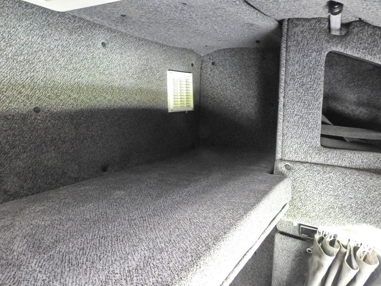 Leasing de IVECO DAILY 70C18 TARPAULIN LIFT 12 PALLETS WEBASTO CRUISE CONTROL TWIN WHEELS AIR CONDITIONING  180HP IVECO DAILY 70C18 TARPAULIN LIFT 12 PALLETS WEBASTO CRUISE CONTROL TWIN WHEELS AIR CONDITIONING  180HP: foto 47