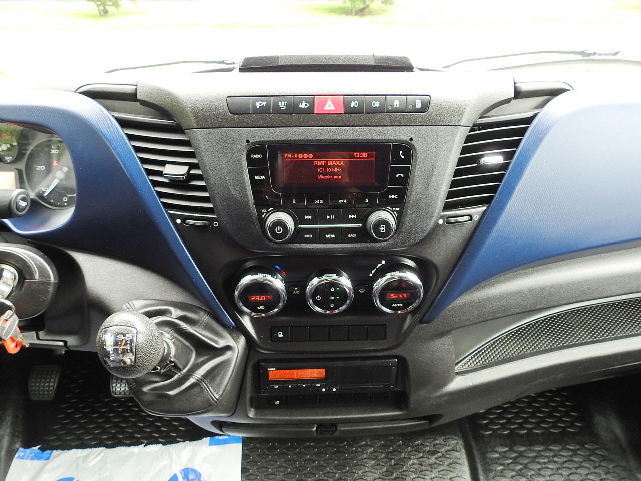 Leasing de IVECO DAILY 70C18 TARPAULIN LIFT 12 PALLETS WEBASTO CRUISE CONTROL TWIN WHEELS AIR CONDITIONING  180HP IVECO DAILY 70C18 TARPAULIN LIFT 12 PALLETS WEBASTO CRUISE CONTROL TWIN WHEELS AIR CONDITIONING  180HP: foto 38