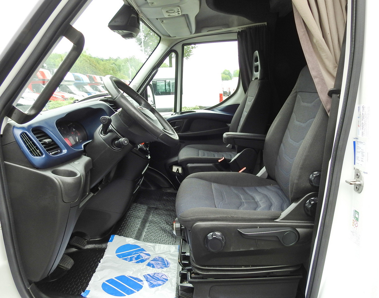 Leasing de IVECO DAILY 70C18 TARPAULIN LIFT 12 PALLETS WEBASTO CRUISE CONTROL TWIN WHEELS AIR CONDITIONING  180HP IVECO DAILY 70C18 TARPAULIN LIFT 12 PALLETS WEBASTO CRUISE CONTROL TWIN WHEELS AIR CONDITIONING  180HP: foto 30