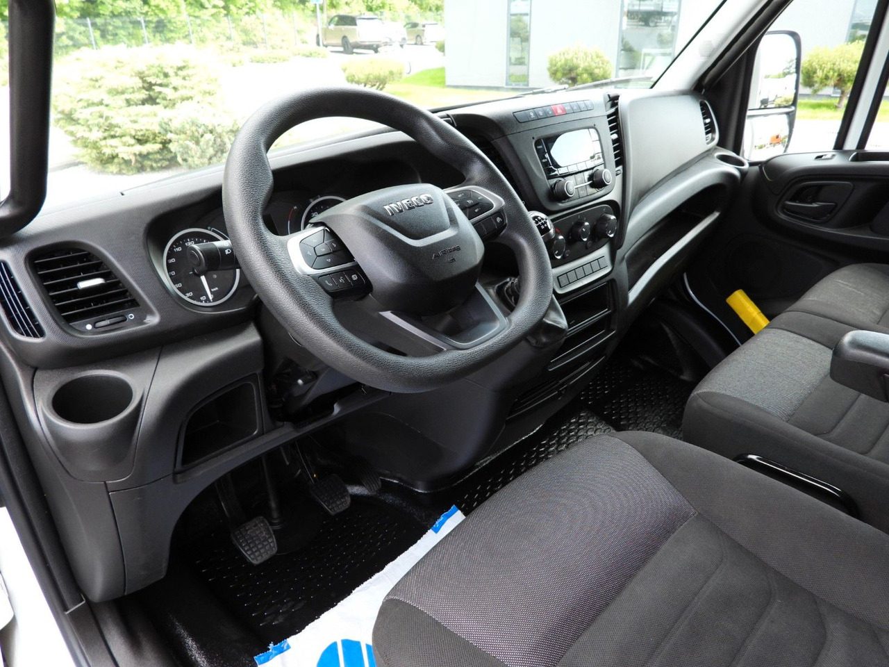 Iveco DAILY 35S18 PRITSCHE PLANE 10 PALETTEN TEMPOMAT - Furgoneta con lona: foto 2 Iveco DAILY 35S18 PRITSCHE PLANE 10 PALETTEN TEMPOMAT - Furgoneta con lona: foto 2