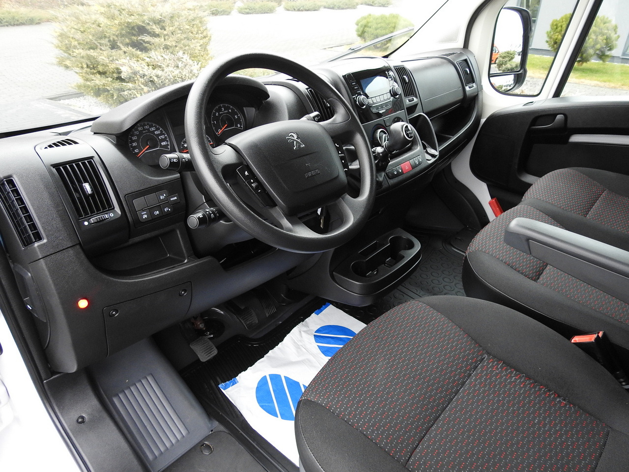 PEUGEOT BOXER BOX LIFT 8 PALLETS CRUISE CONTROL AIR CONDITIONING 140HP - Furgoneta caja cerrada: foto 2 PEUGEOT BOXER BOX LIFT 8 PALLETS CRUISE CONTROL AIR CONDITIONING 140HP - Furgoneta caja cerrada: foto 2