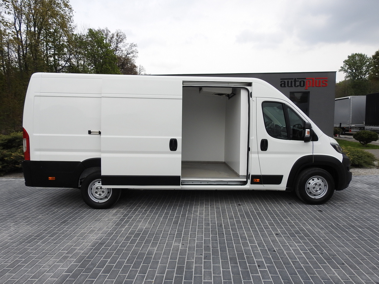 Leasing de PEUGEOT BOXER REFRIGERATOR VAN 0*C CRUISE CONTROL NAVIGATION AIR CONDITIONING 135HP PEUGEOT BOXER REFRIGERATOR VAN 0*C CRUISE CONTROL NAVIGATION AIR CONDITIONING 135HP: foto 8 Leasing de PEUGEOT BOXER REFRIGERATOR VAN 0*C CRUISE CONTROL NAVIGATION AIR CONDITIONING 135HP PEUGEOT BOXER REFRIGERATOR VAN 0*C CRUISE CONTROL NAVIGATION AIR CONDITIONING 135HP: foto 8