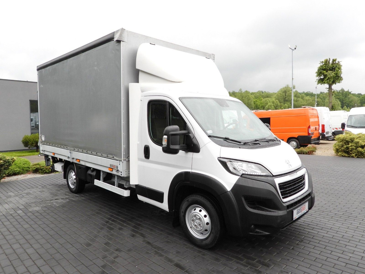 Peugeot BOXER PRITSCHE PLANE AUFZUG 8 PALETTEN TEMPOMAT - Furgoneta con lona: foto 4 Peugeot BOXER PRITSCHE PLANE AUFZUG 8 PALETTEN TEMPOMAT - Furgoneta con lona: foto 4