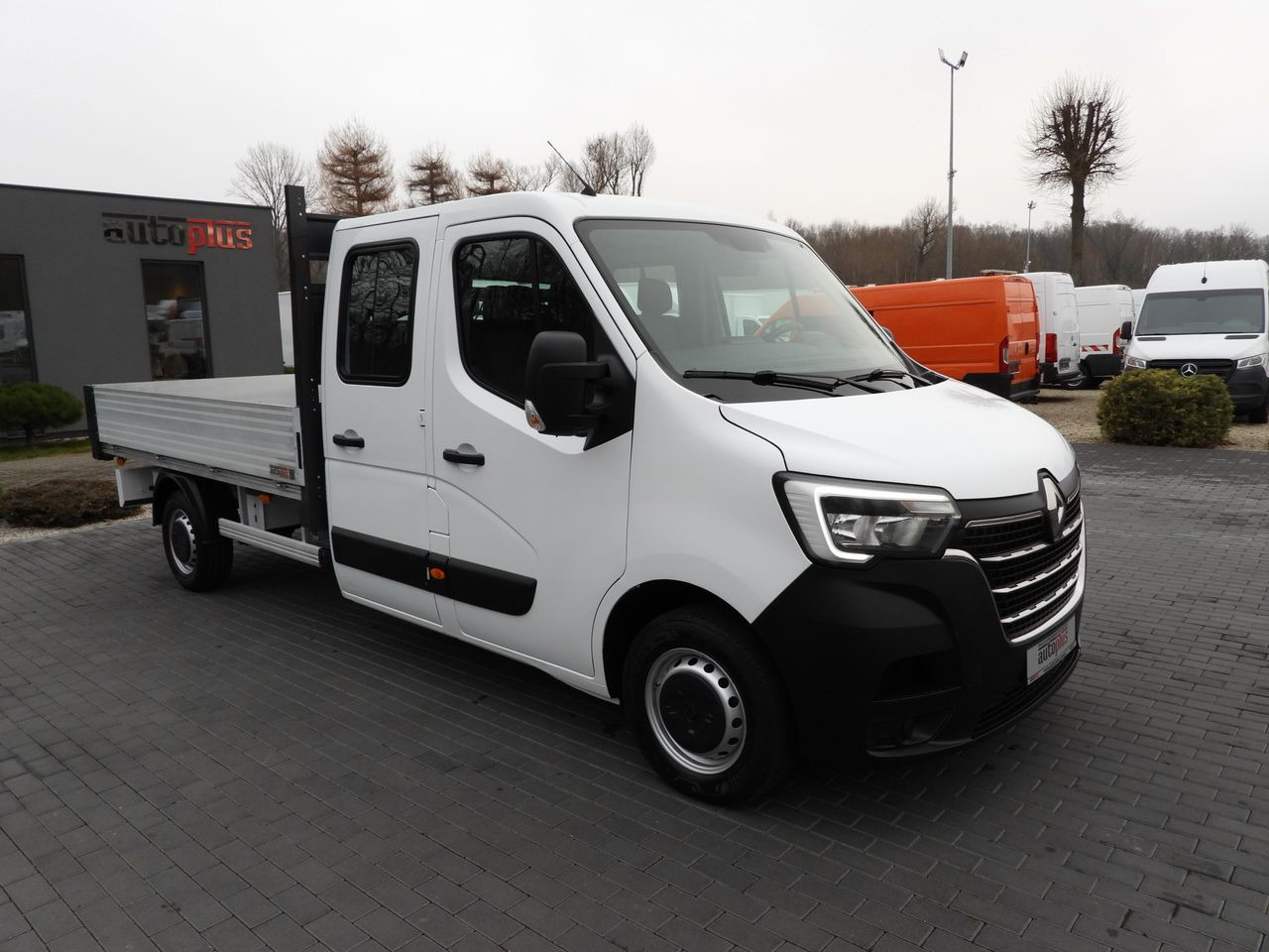 RENAULT MASTER STAKE BODY DOUBLE CABIN DOKA 7 SEATS CRUISE CONTROL NAVIGATION LED LIGHTS AIR CONDITIONING 135HP - Furgoneta combi: foto 4 RENAULT MASTER STAKE BODY DOUBLE CABIN DOKA 7 SEATS CRUISE CONTROL NAVIGATION LED LIGHTS AIR CONDITIONING 135HP - Furgoneta combi: foto 4