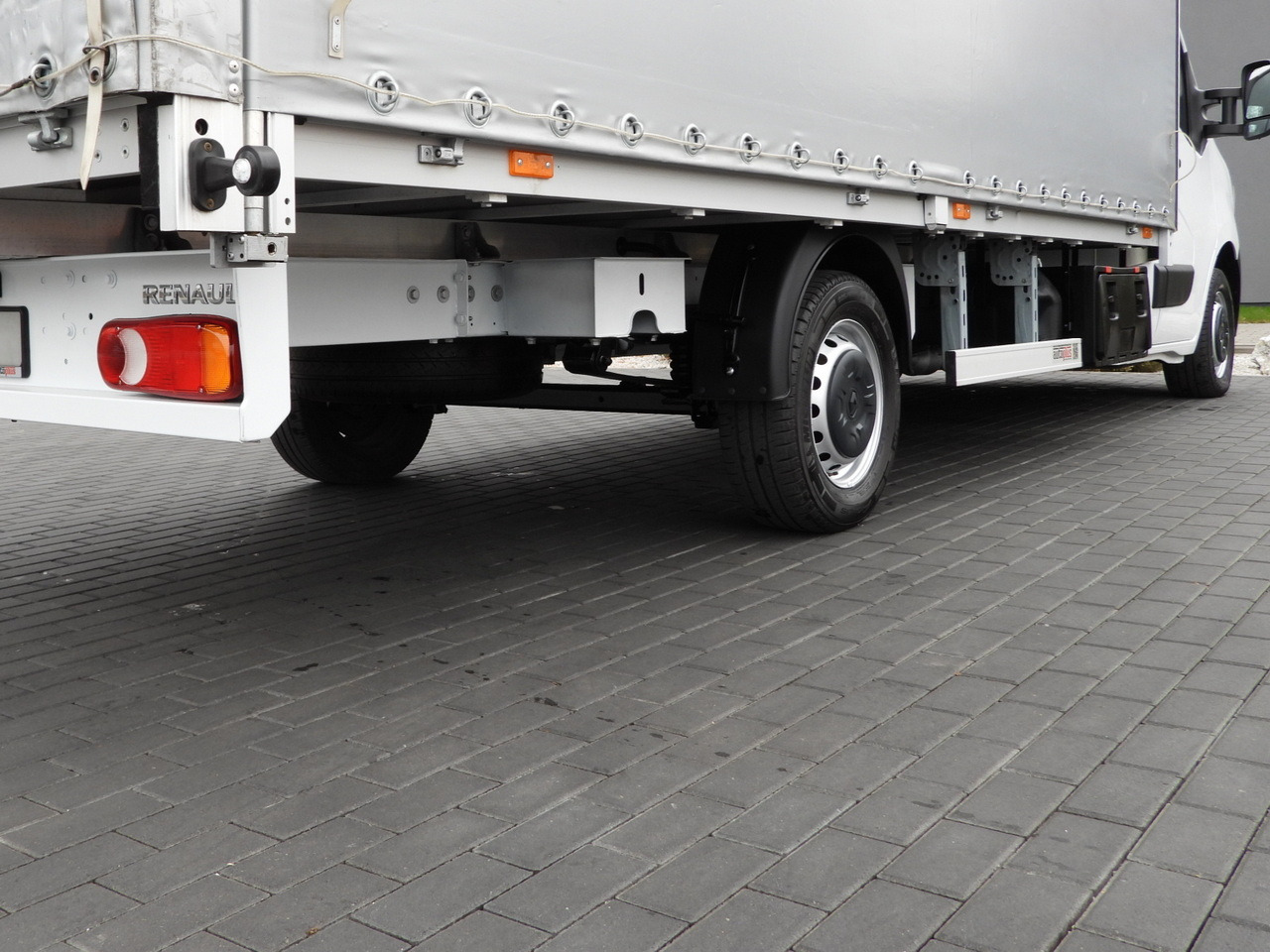 Furgoneta con lona RENAULT MASTER TARPAULIN 10 PALLETS WEBASTO CRUISE CONTROL LED LIGHTS PNEUMATICS AIR CONDITIONING 165HP: foto 17 Furgoneta con lona RENAULT MASTER TARPAULIN 10 PALLETS WEBASTO CRUISE CONTROL LED LIGHTS PNEUMATICS AIR CONDITIONING 165HP: foto 17