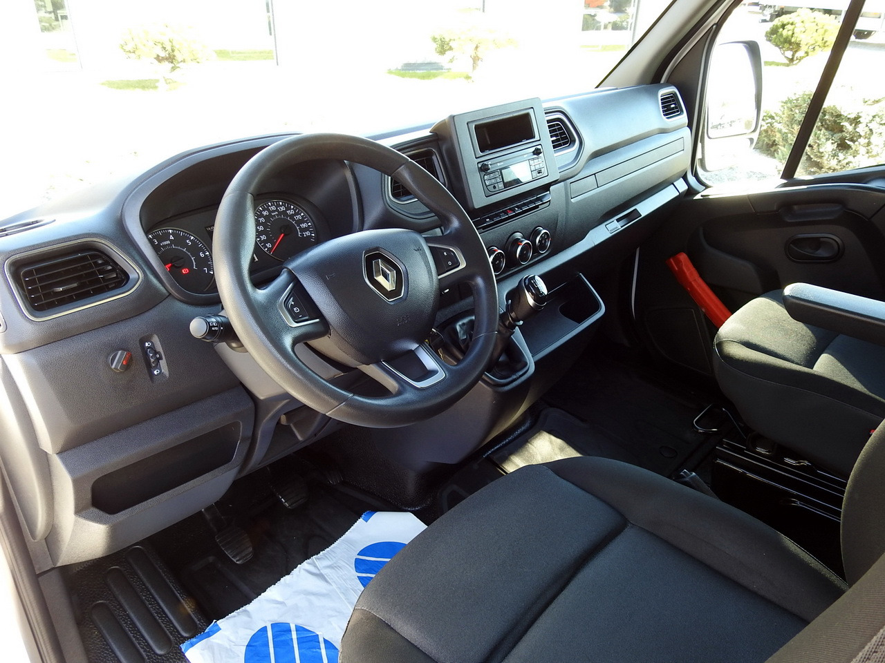 RENAULT MASTER TIPPER DOUBLE CABIN DOKA 6 SEATS CRUISE CONTROL AIR CONDITIONING LED LIGHTS TWIN WHEELS 130HP - Furgoneta basculante: foto 2 RENAULT MASTER TIPPER DOUBLE CABIN DOKA 6 SEATS CRUISE CONTROL AIR CONDITIONING LED LIGHTS TWIN WHEELS 130HP - Furgoneta basculante: foto 2