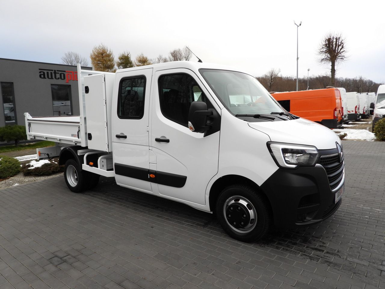 RENAULT MASTER TIPPER DOUBLE CABIN DOKA 6 SEATS CRUISE CONTROL LED LIGHTS TWIN WHEELS AIR CONDITIONING 145HP - Furgoneta basculante: foto 4 RENAULT MASTER TIPPER DOUBLE CABIN DOKA 6 SEATS CRUISE CONTROL LED LIGHTS TWIN WHEELS AIR CONDITIONING 145HP - Furgoneta basculante: foto 4
