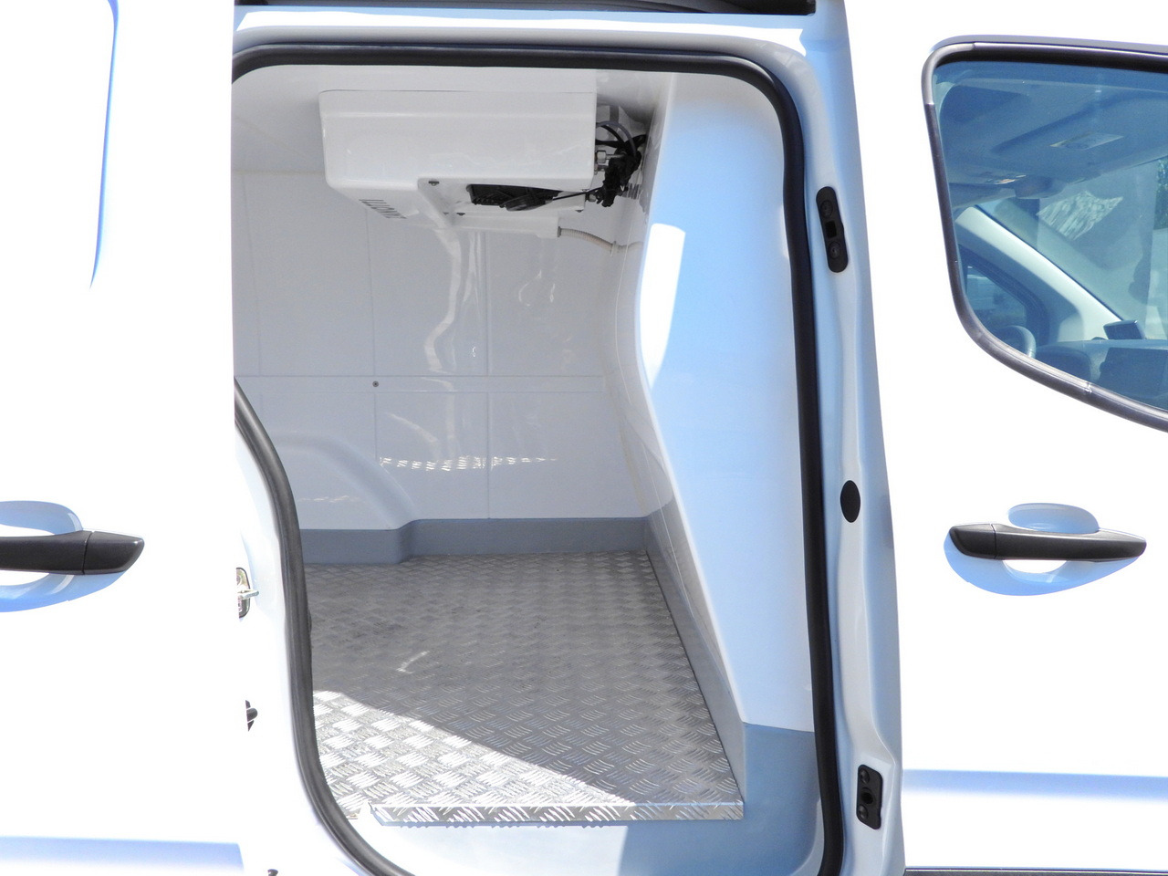 Leasing de TOYOTA PROACE CITY  REFRIGERATOR VAN -15*C POWER SUPPLY 230V CRUISE CONTROL AIR CONDITIONING  100HP TOYOTA PROACE CITY  REFRIGERATOR VAN -15*C POWER SUPPLY 230V CRUISE CONTROL AIR CONDITIONING  100HP: foto 23