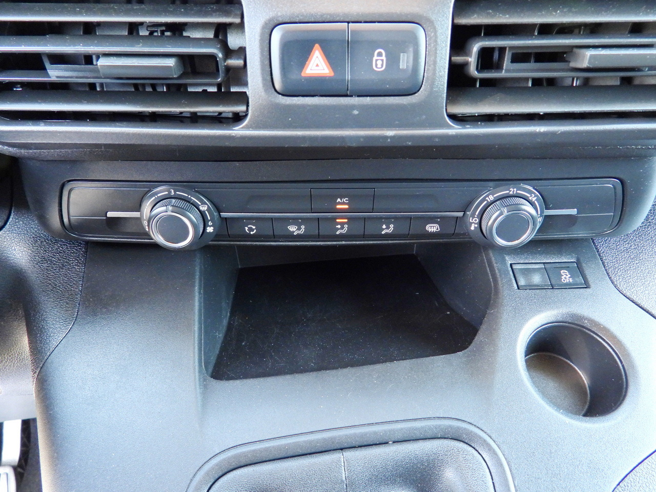 Furgoneta frigorifica TOYOTA PROACE CITY REFRIGERATOR VAN -15*C POWER SUPPLY 230V CRUISE CONTROL AIR CONDITIONING 100HP: foto 36 Furgoneta frigorifica TOYOTA PROACE CITY REFRIGERATOR VAN -15*C POWER SUPPLY 230V CRUISE CONTROL AIR CONDITIONING 100HP: foto 36