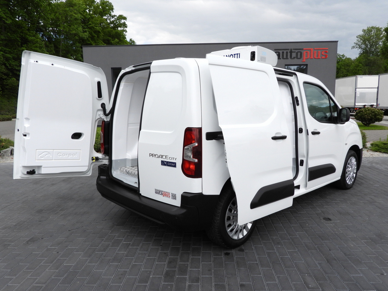 TOYOTA PROACE CITY  REFRIGERATOR VAN -15*C POWER SUPPLY 230V CRUISE CONTROL AIR CONDITIONING  100HP - Furgoneta frigorifica: foto 3 TOYOTA PROACE CITY  REFRIGERATOR VAN -15*C POWER SUPPLY 230V CRUISE CONTROL AIR CONDITIONING  100HP - Furgoneta frigorifica: foto 3