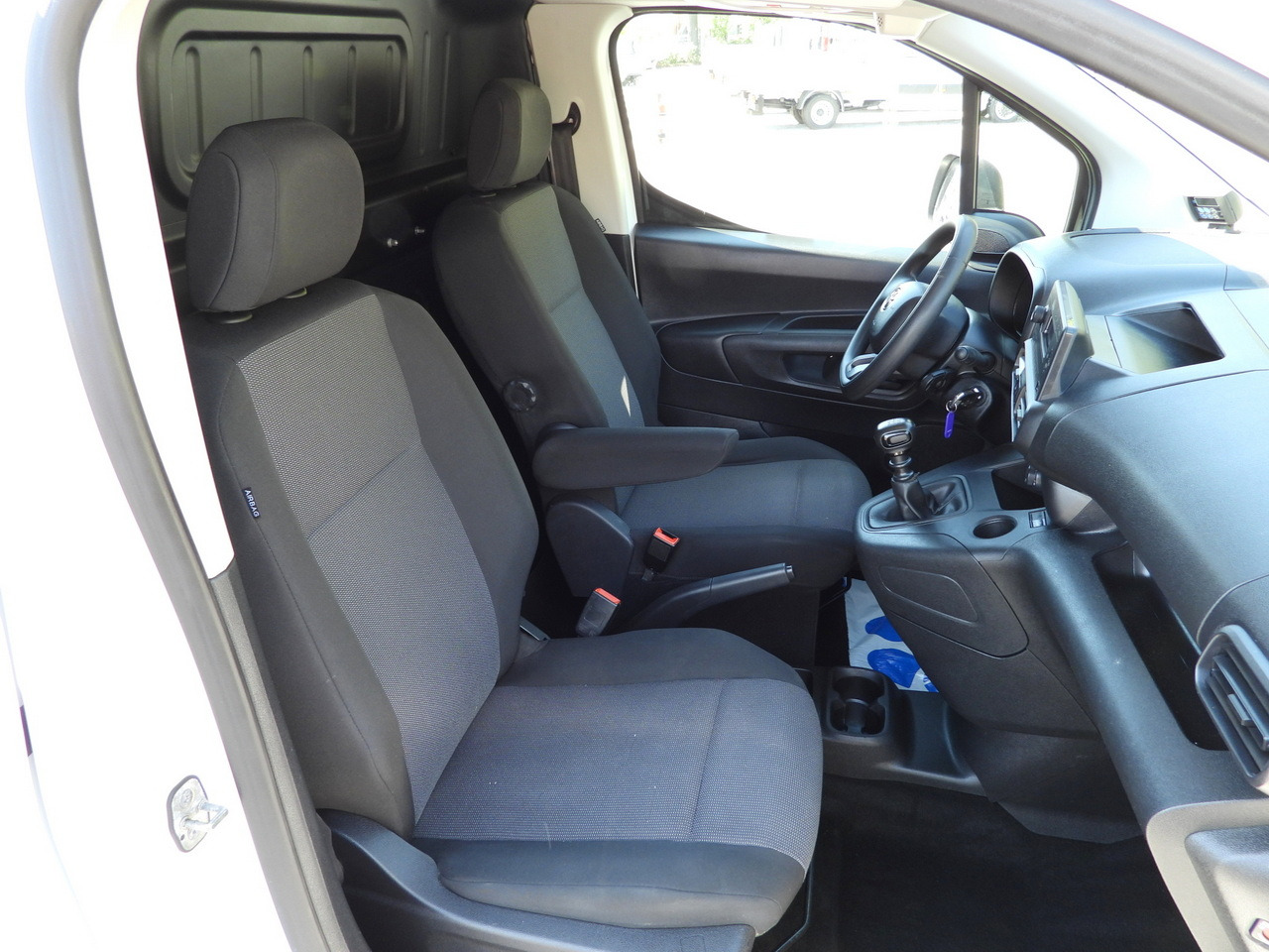 Leasing de TOYOTA PROACE CITY  REFRIGERATOR VAN -15*C POWER SUPPLY 230V CRUISE CONTROL AIR CONDITIONING  100HP TOYOTA PROACE CITY  REFRIGERATOR VAN -15*C POWER SUPPLY 230V CRUISE CONTROL AIR CONDITIONING  100HP: foto 44