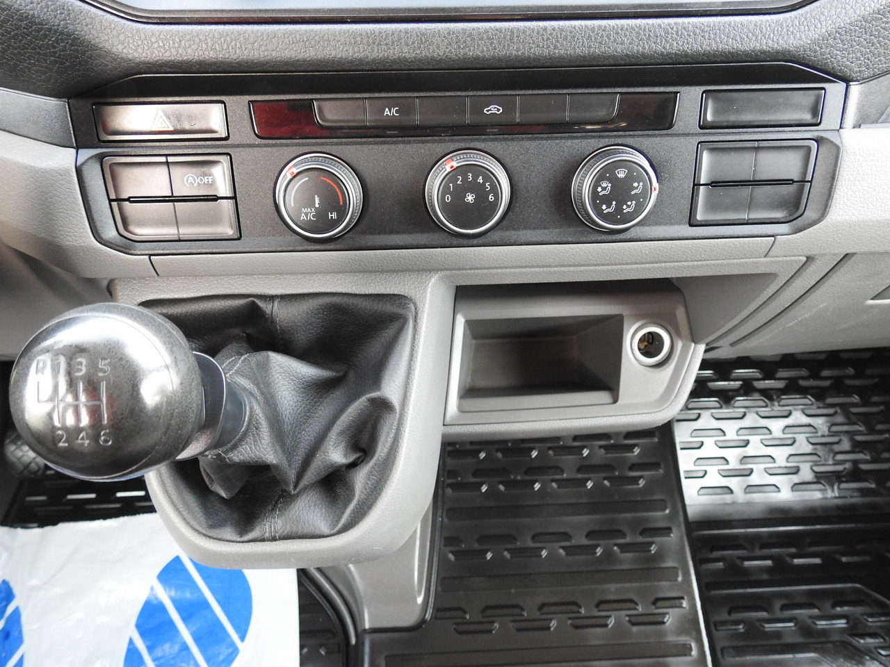 Furgoneta combi VOLKSWAGEN CRAFTER STAKE BODY DOUBLE CABIN DOKA 7 SEATS AIR CONDITIONING 140HP: foto 42 Furgoneta combi VOLKSWAGEN CRAFTER STAKE BODY DOUBLE CABIN DOKA 7 SEATS AIR CONDITIONING 140HP: foto 42